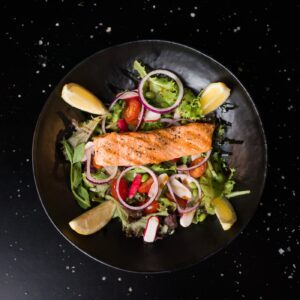 Salat med grillet laks